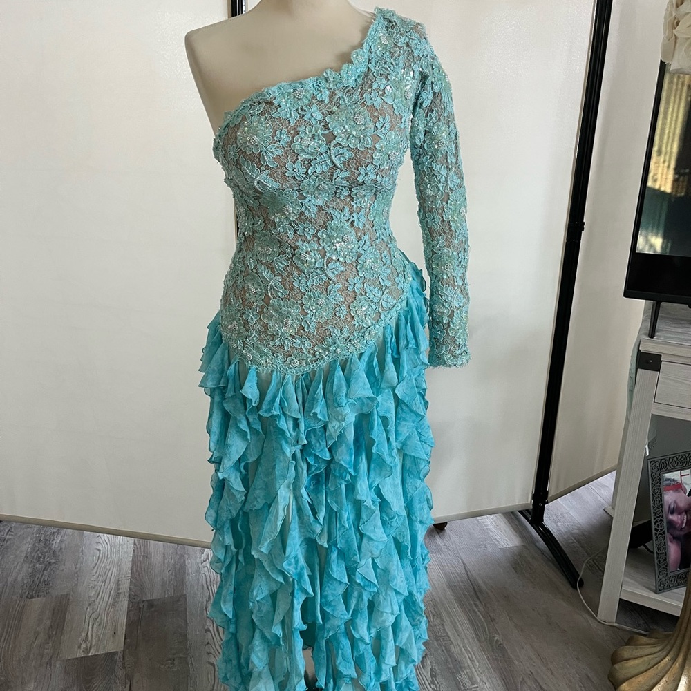 Gorgeous lace prom dress